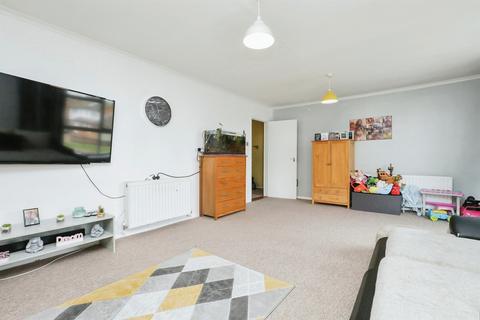 3 bedroom flat for sale, Laburnum Crescent, Dereham