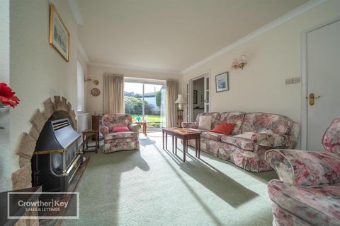 3 bedroom detached house for sale, Ecclesbourne Drive, Buxton