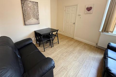 2 bedroom apartment to rent, Eighth Avenue, Heaton
