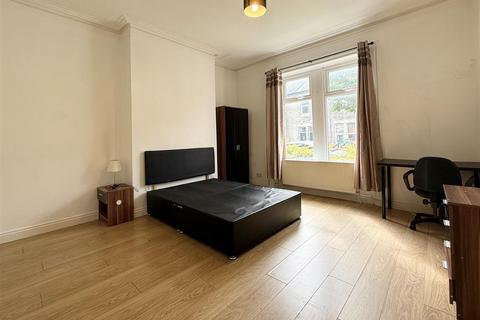 2 bedroom apartment to rent, Eighth Avenue, Heaton