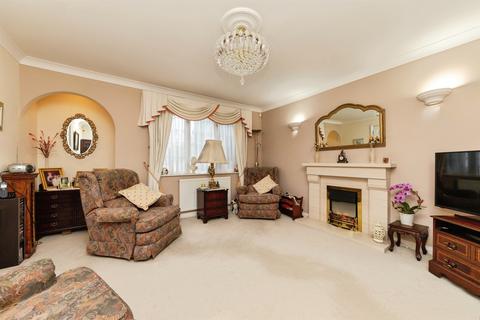 4 bedroom detached house for sale, Kestrel Way, Sandy
