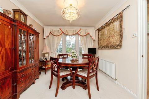 4 bedroom detached house for sale, Kestrel Way, Sandy