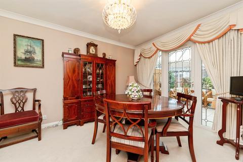 4 bedroom detached house for sale, Kestrel Way, Sandy