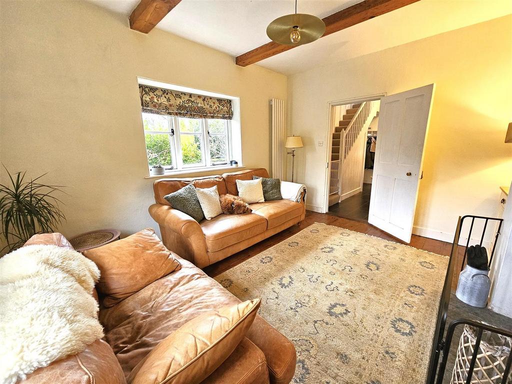 Living Room (2).jpg