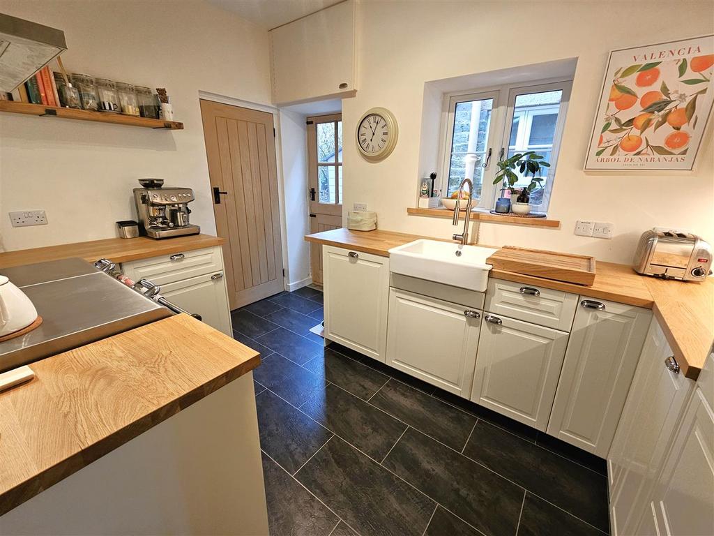 Kitchen 2.jpg