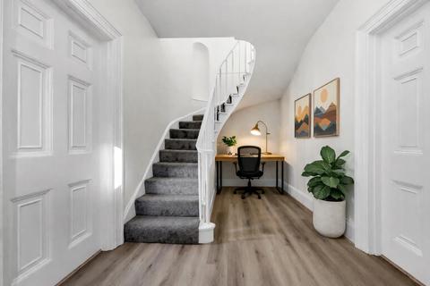 2 bedroom flat to rent, New Cross Road, London, SE14