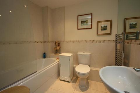 2 bedroom apartment to rent, Tudor Court, Woking GU21