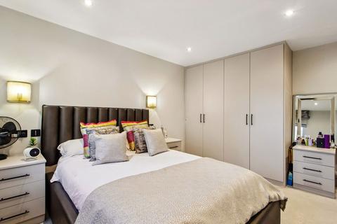 3 bedroom flat for sale, Buckingham Palace Road, London SW1W