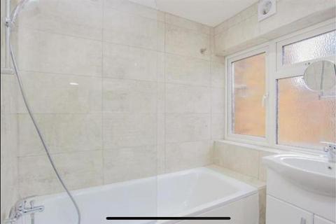 2 bedroom terraced house to rent, Sandringham Road, Watford