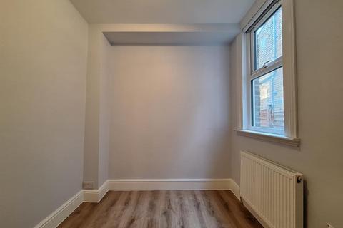 2 bedroom flat to rent, Queen Mary Road, London
