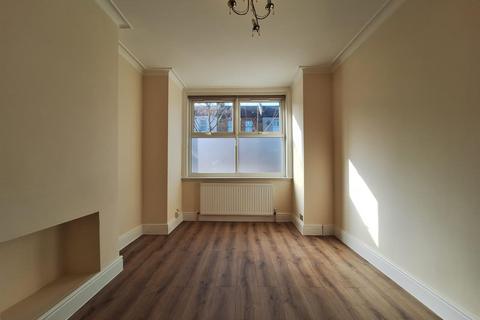 2 bedroom flat to rent, Queen Mary Road, London