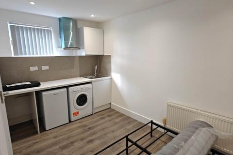Studio to rent, Florence Road, Ealing