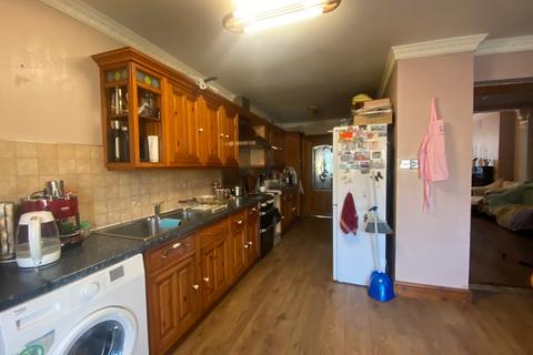 4 bedroom terraced house to rent, St Albans Road, Ilford IG3 8NN