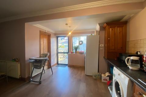4 bedroom terraced house to rent, St Albans Road, Ilford IG3 8NN