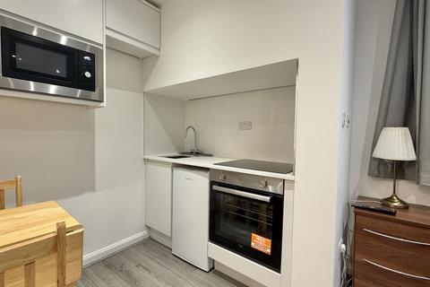 Studio to rent, Chatsworth Road