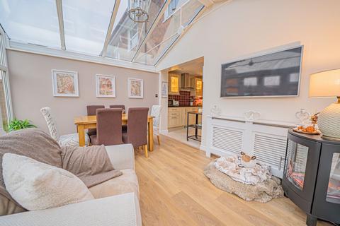 4 bedroom end of terrace house for sale, Winster Avenue, Dorridge, B93
