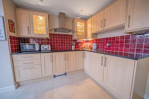 4 bedroom end of terrace house for sale, Winster Avenue, Dorridge, B93
