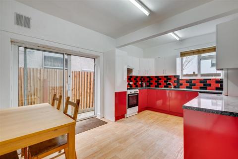 3 bedroom property for sale, Wendover Road, London
