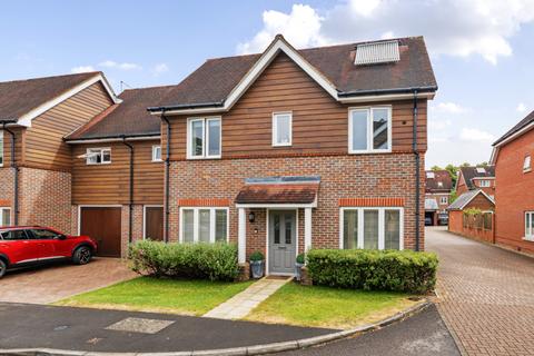 3 bedroom semi-detached house to rent, Mulberry Way, Ashtead KT21