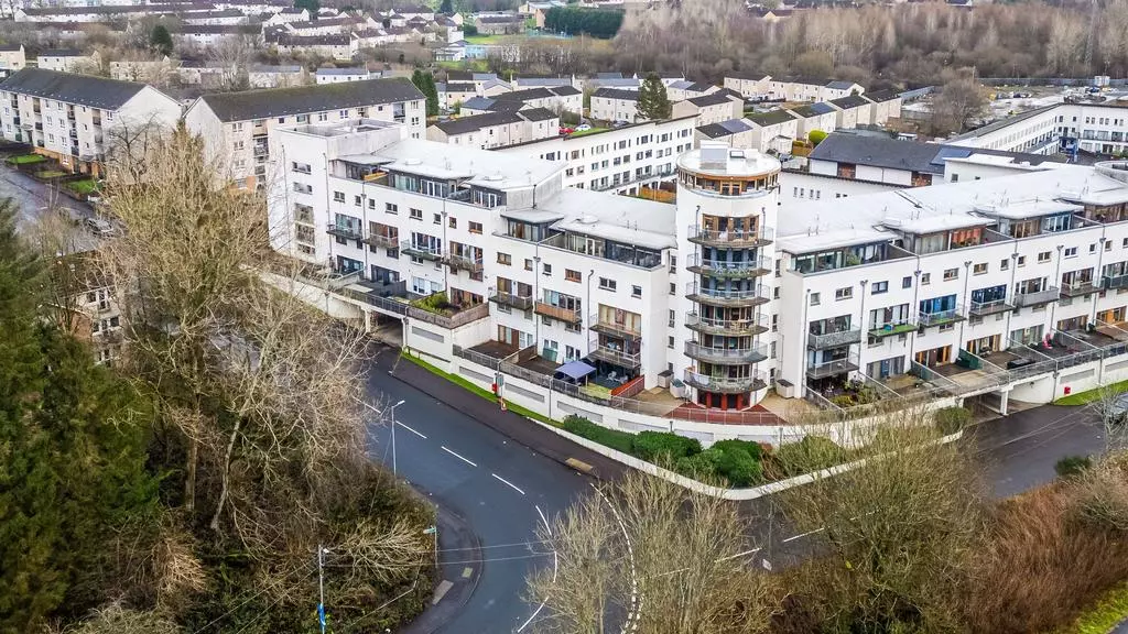 4 bedroom flat for sale - Photo 3