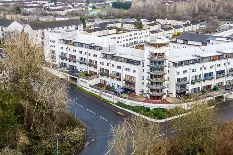 4 bedroom flat for sale - Photo 2