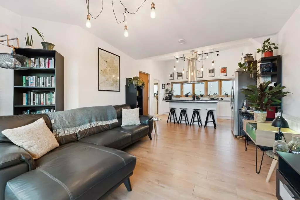 4 bedroom flat for sale - Photo 5