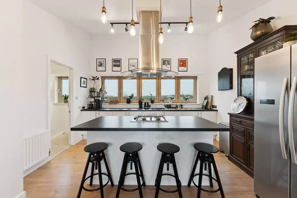 4 bedroom flat for sale - Photo 7