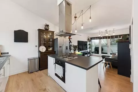 4 bedroom flat for sale - Photo 8