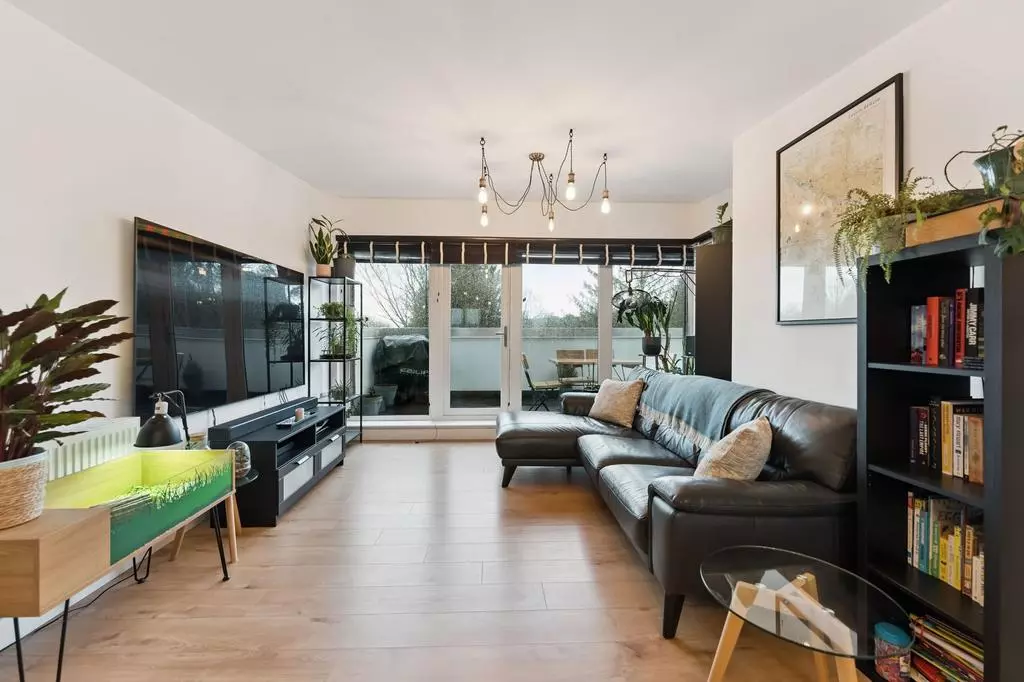 4 bedroom flat for sale - Photo 11