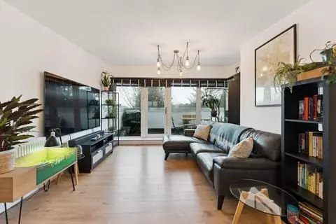 4 bedroom flat for sale - Photo 10