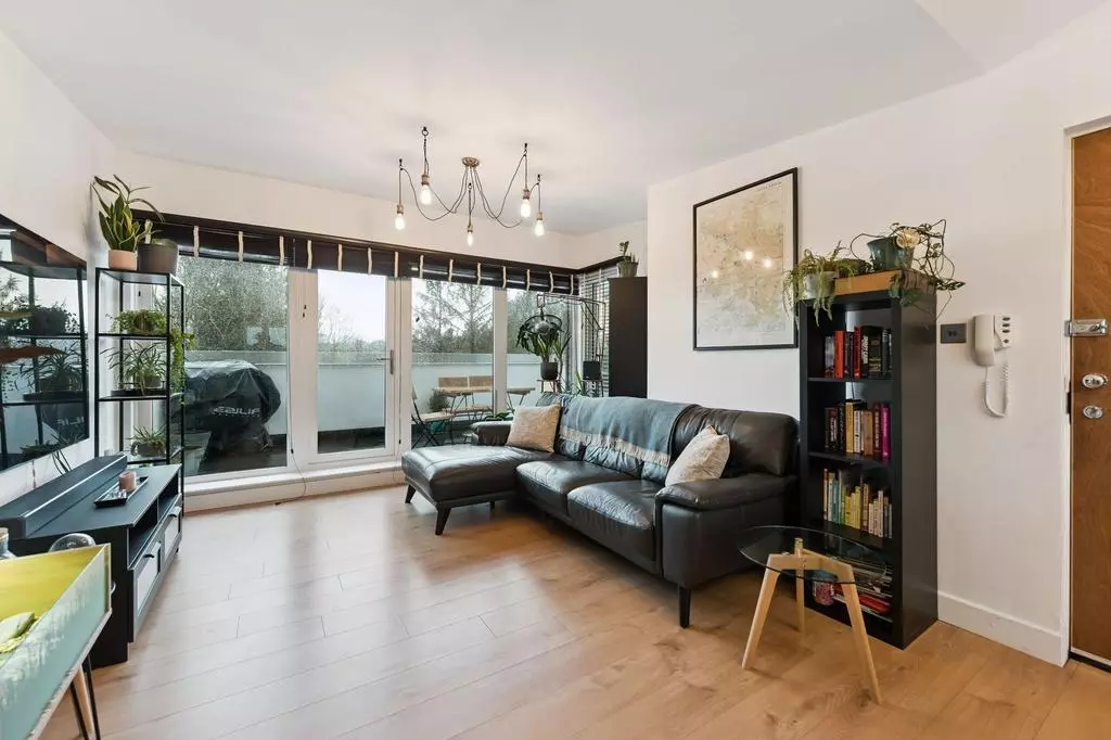 4 bedroom flat for sale - Photo 17