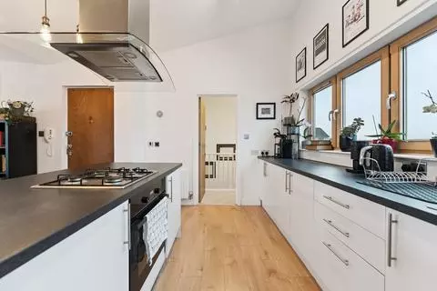 4 bedroom flat for sale - Photo 19