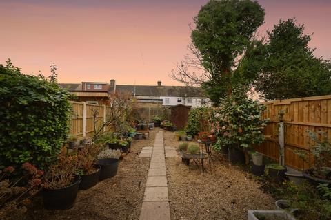 5 bedroom terraced house for sale, Hurstbourne Gardens, Barking