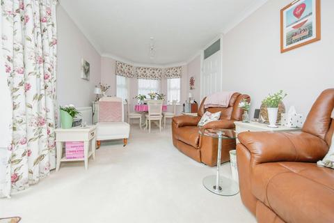 2 bedroom ground floor flat for sale, Michaelstowe Drive, Harwich