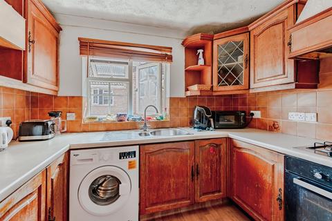 2 bedroom flat for sale, St. Nicholas Court, Crawley