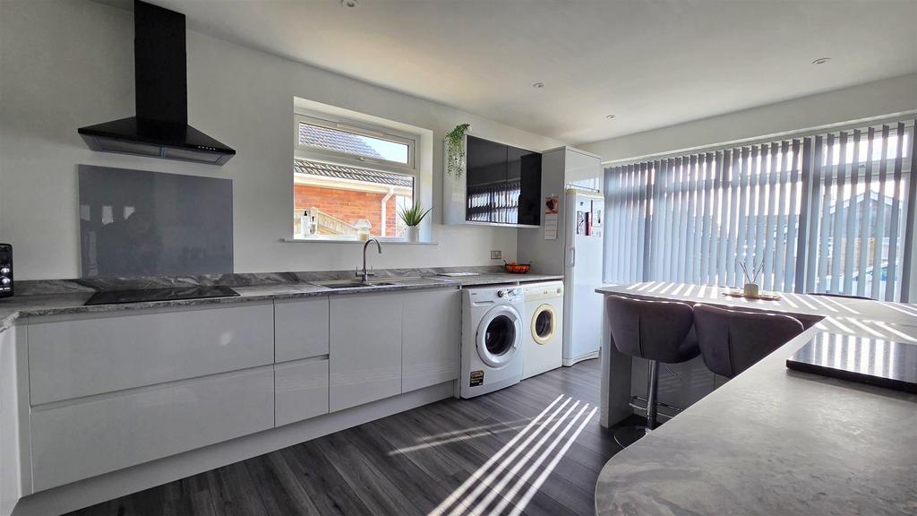 Kitchen 1.jpg