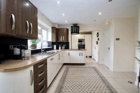 4 bedroom detached house for sale, Harvesters Drive, Street