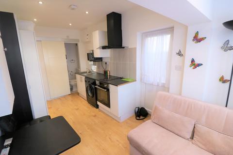 Studio to rent, Wanstead Park Road, Ilford IG1