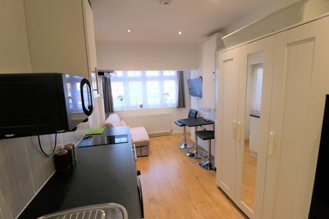 Studio to rent, Wanstead Park Road, Ilford IG1