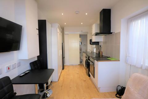Studio to rent, Wanstead Park Road, Ilford IG1