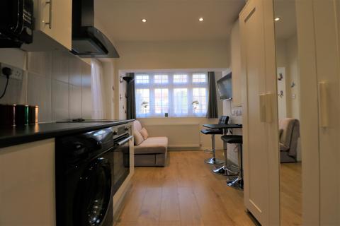 Studio to rent, Wanstead Park Road, Ilford IG1