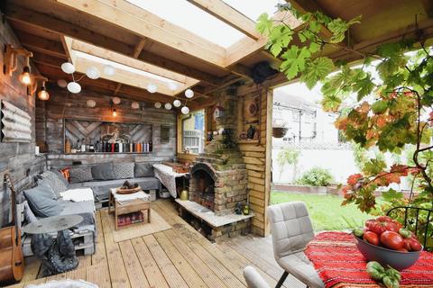2 bedroom end of terrace house for sale, Dewsbury Road, Romford