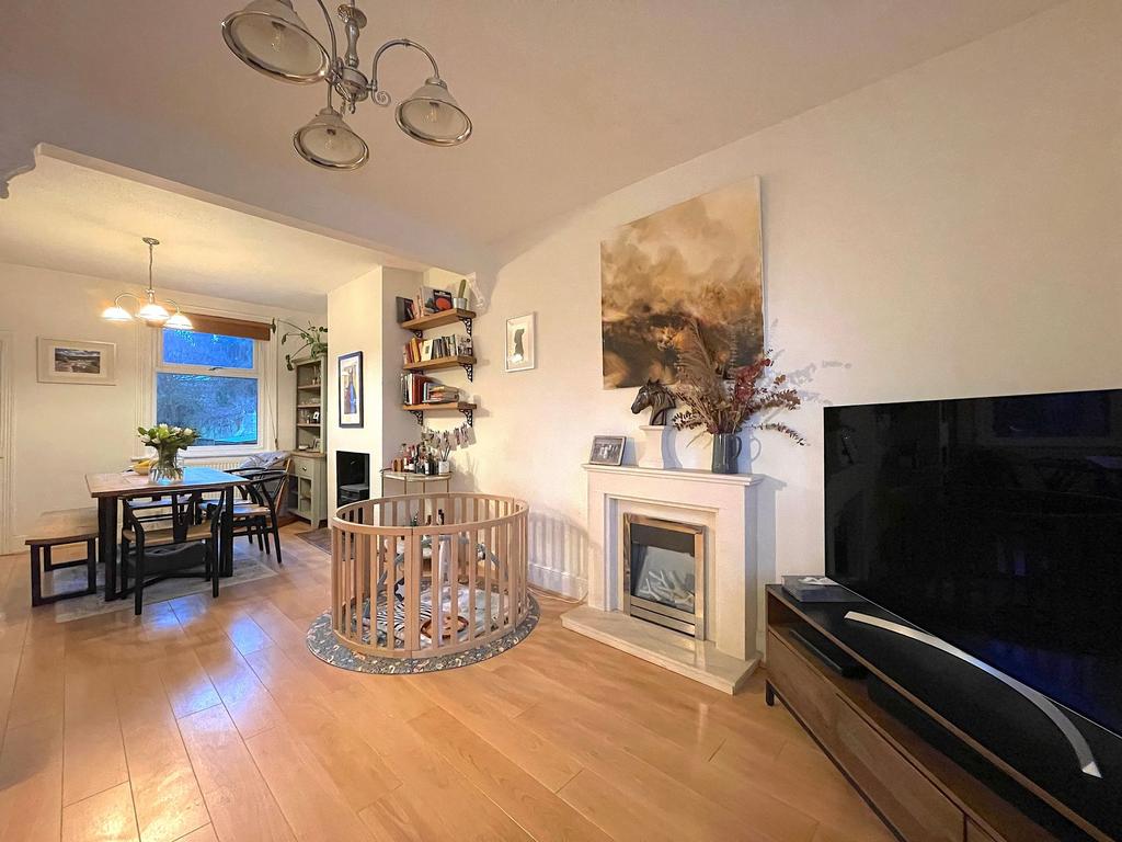 Living Room/Dining Room (4)