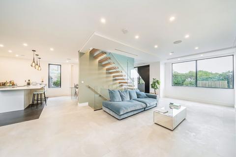 5 bedroom semi-detached house to rent, Gulliver Place, London N10