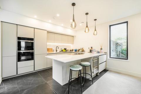 5 bedroom semi-detached house to rent, Gulliver Place, London N10