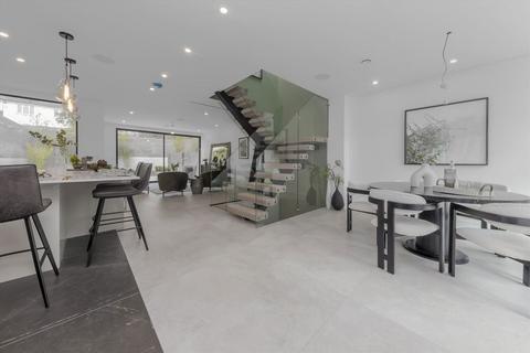 5 bedroom semi-detached house to rent, Gulliver Place, London N10
