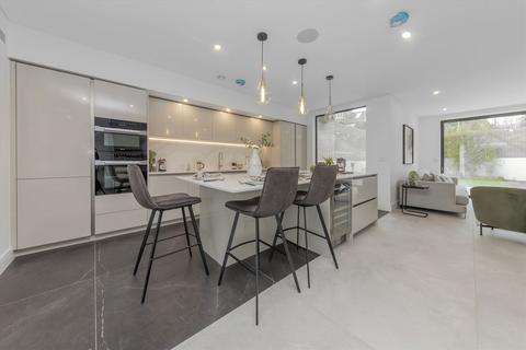 5 bedroom semi-detached house to rent, Gulliver Place, London N10