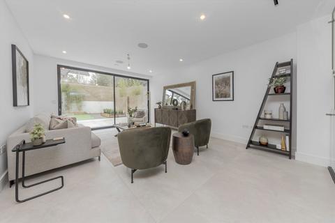 5 bedroom semi-detached house to rent, Gulliver Place, London N10