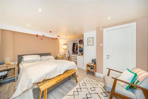 2 bedroom flat to rent, Heyford Avenue, London SW8