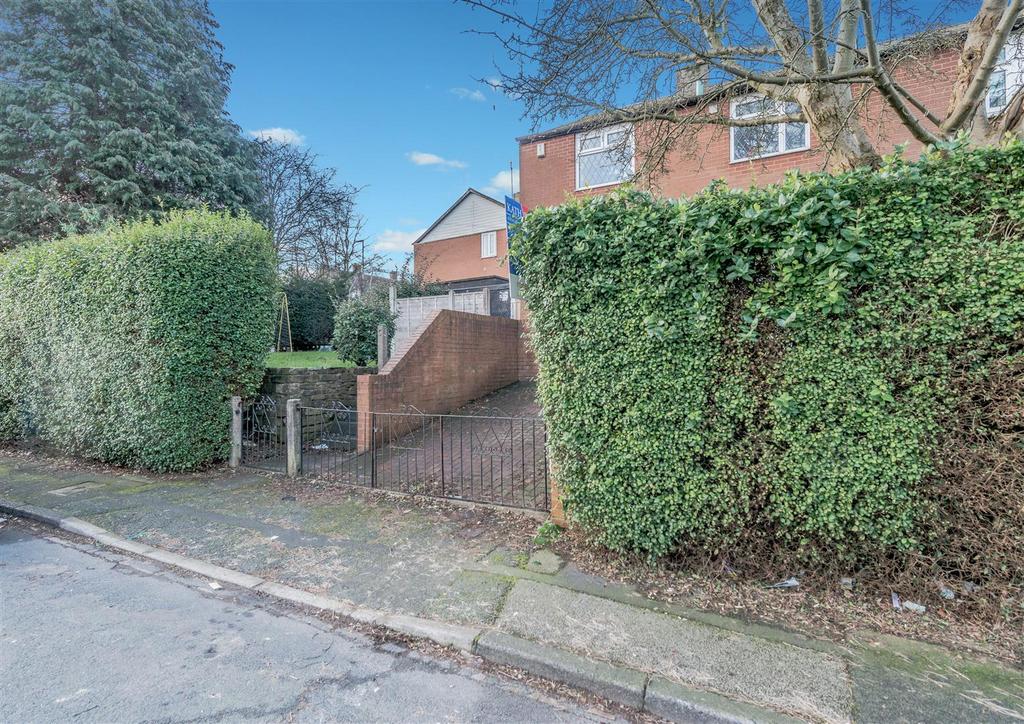 Driveway / Off Street Parking: